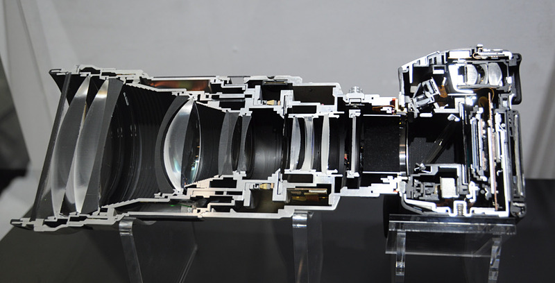 トランスルーセントミラーを用いたカメラのカットモデル。斜めに置いた大型ハーフミラーで、被写体光を上方のAFセンサーモジュールに導いているのがわかる（CP+2011のソニーブースで筆者撮影）。