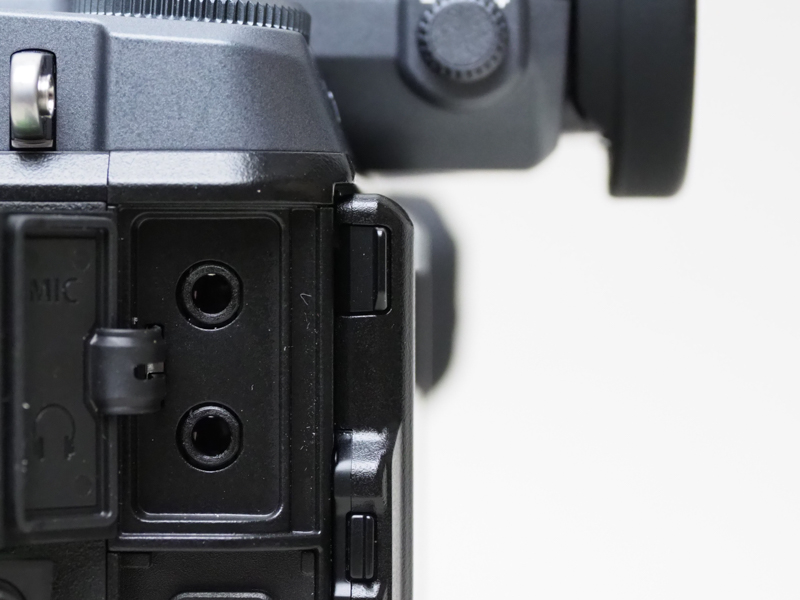 左側面上部にはマイクとイヤホン端子がある。