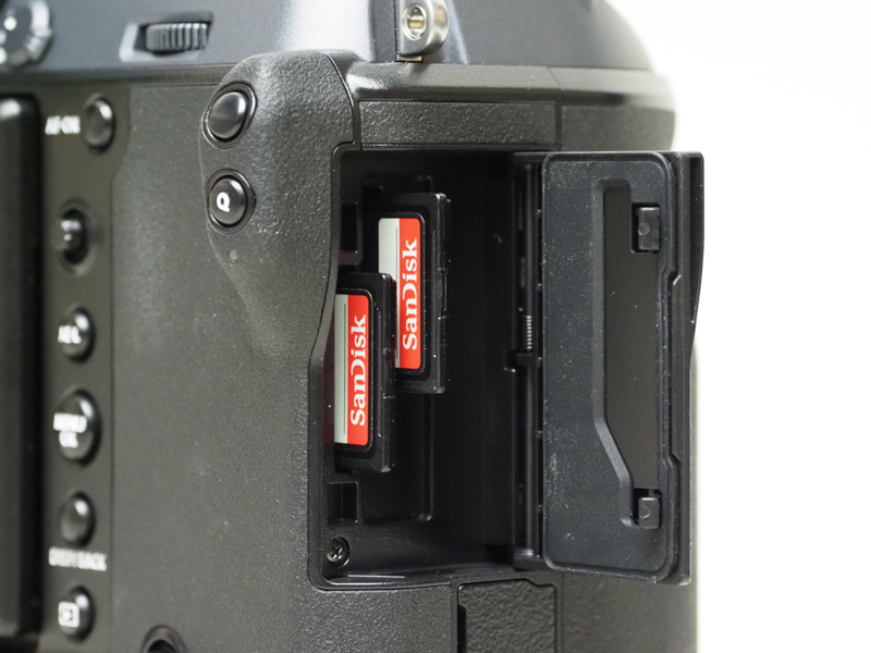 右側面上部はメディアスロット。SDカードのダブルスロット仕様。