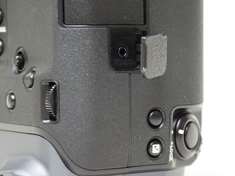 右側面下部は、リモート端子がある。