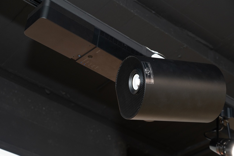 エプソンスクエア丸の内でいくつも見かけたのが、映像空間演出向けプロジェクターの「LightScene EV-105」