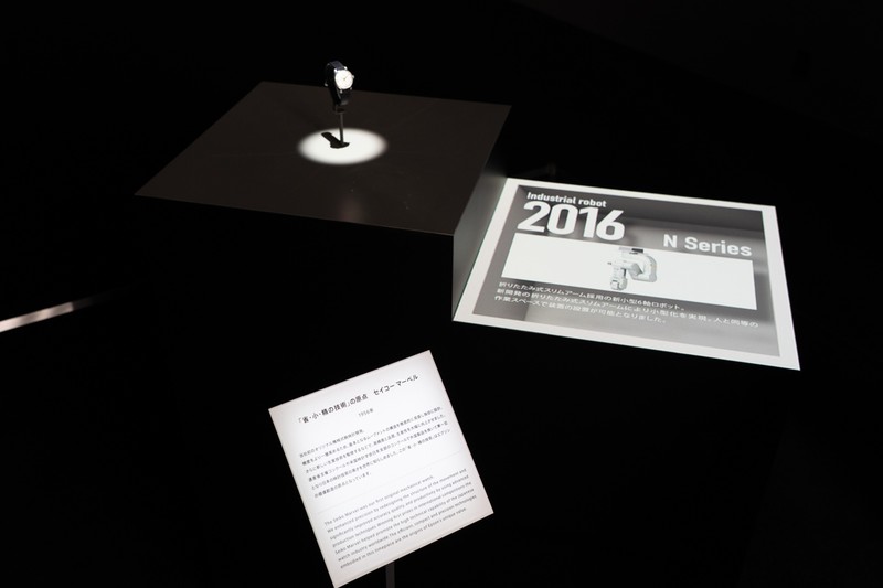 内覧会時のエントランスで展開していたセイコーエプソン製品の歴史を紹介するプロジェクションマッピング映像