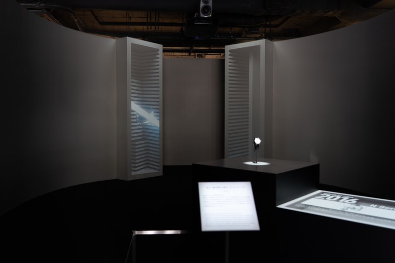 エントランスのゲートを飾るレーザー光源プロジェクターによる空間演出