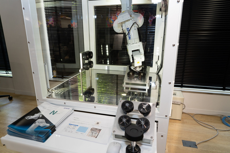 力覚センサー搭載の産業用ロボットを用いたギアのはめ込み動作デモ