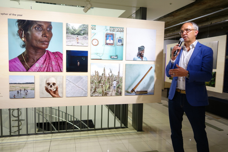 年間最優秀賞に輝いたFederico Borella氏の作品を解説するスコット・グレイ氏。インドの干ばつを捉えた作品だが、ジャーナリズムにポートレートやスチルライフの手法を取り入れている。