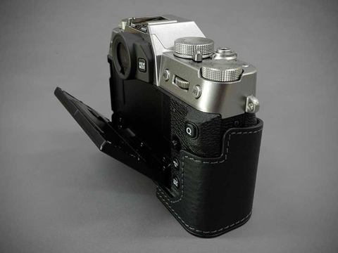 Fujifilm X-T30 ブラック ボディー レザーケース付き Amazon | 富士フイルム(FUJIFILM) ミラーレス一眼カメラ X-T30