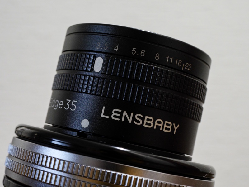 絞りはレンズユニット部分のリングで変えられる。メモリごとにカチカチっと手ごたえのあるわかりやすい感触なので、リング部を見なくてもどれだけ絞ったかがわかりやすい。