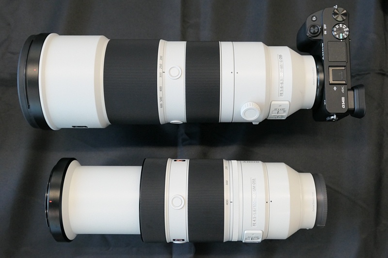 望遠端までズームした「FE 100-400mm F4.5-5.6 GM OSS」（下）とサイズ比較。