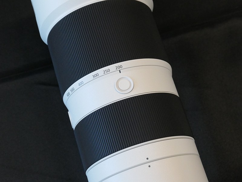 インナーズーム式。フォーカスホールドボタンが3つ備わる。