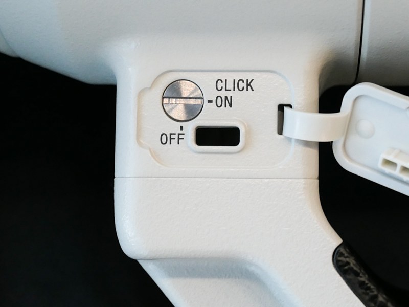 三脚座の回転時に、90度ごとのクリックを与えられる機構を装備。セキュリティースロットも備わる。