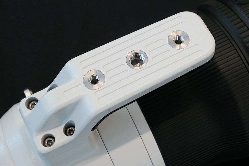 三脚座には1/4インチネジと3/8インチネジがそれぞれ備わる。