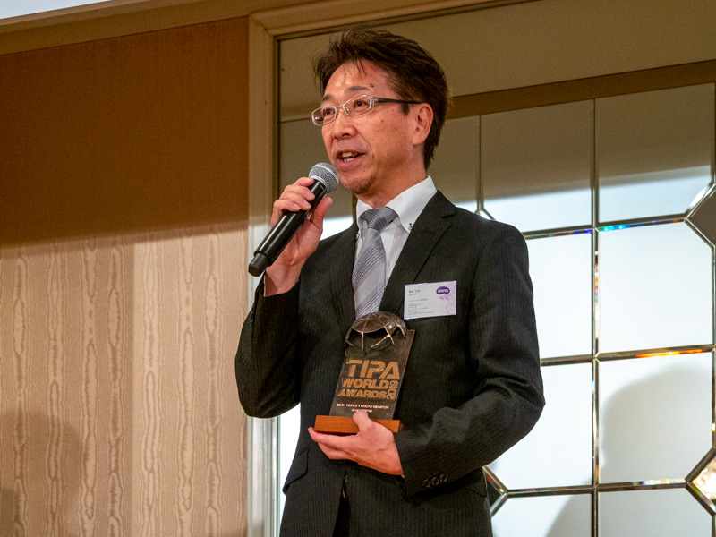 授賞式では菊地社長がトロフィーを受け取り、受賞の喜びを語った。