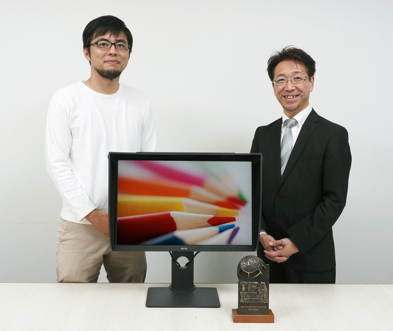 インタビューを終えて筆者（左）と。