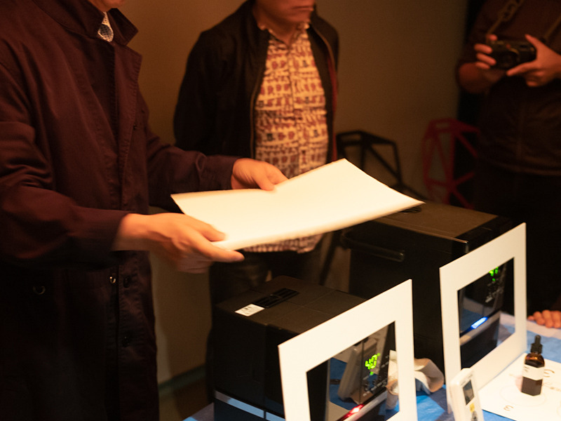 プラチナプリント制作時には湿度が必要なため、加湿器の上に紙をかざし、湿気を含ませてから感光液を塗った。