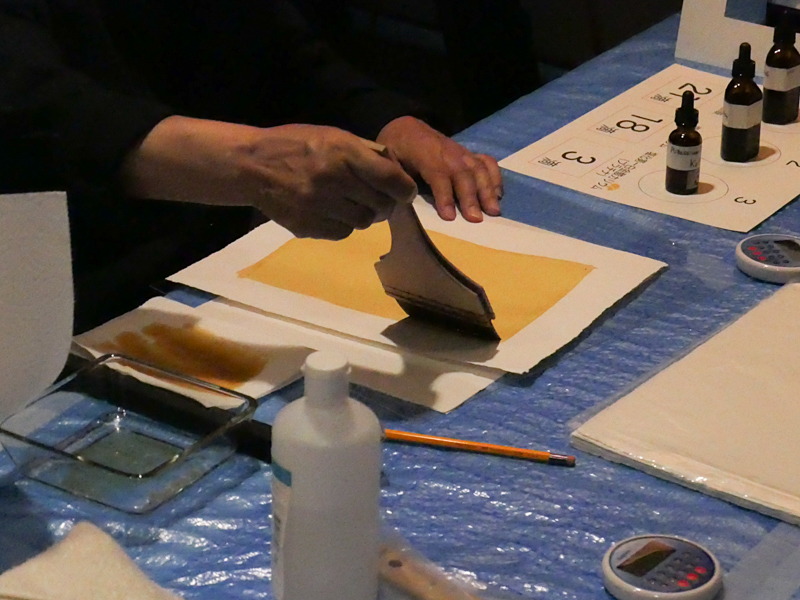 刷毛を使って、ネガの画像サイズより少し広めに感光液を塗る。11×14インチの紙に、8×10インチサイズの画像を露光する。