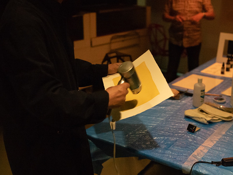 感光液を塗った後はドライヤーの冷風で乾燥させる。こうしたひとつひとつの手作業にも、アナログの楽しさが感じられる。