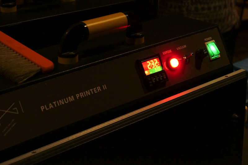 3分半の密着露光。露光時間で濃度をコントロールしない点は、銀塩写真の感覚とは異なる。