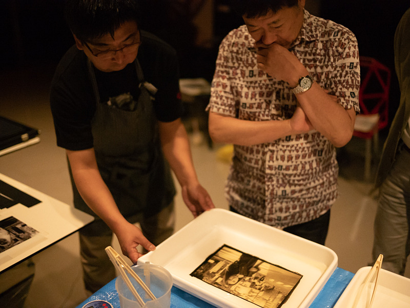 プリント1枚目の調子を見るハービーさん。銀塩プロセスとの違いが新鮮だったという。