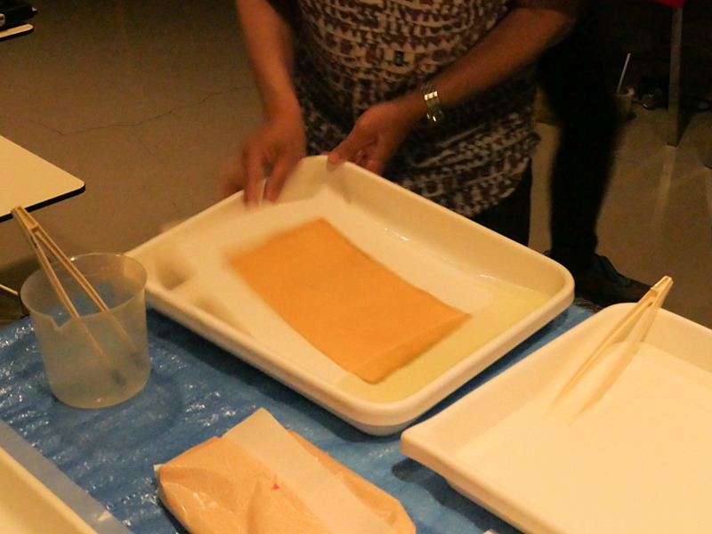 現像液が触れる瞬間。2秒ほどの様子を連写で撮影した。