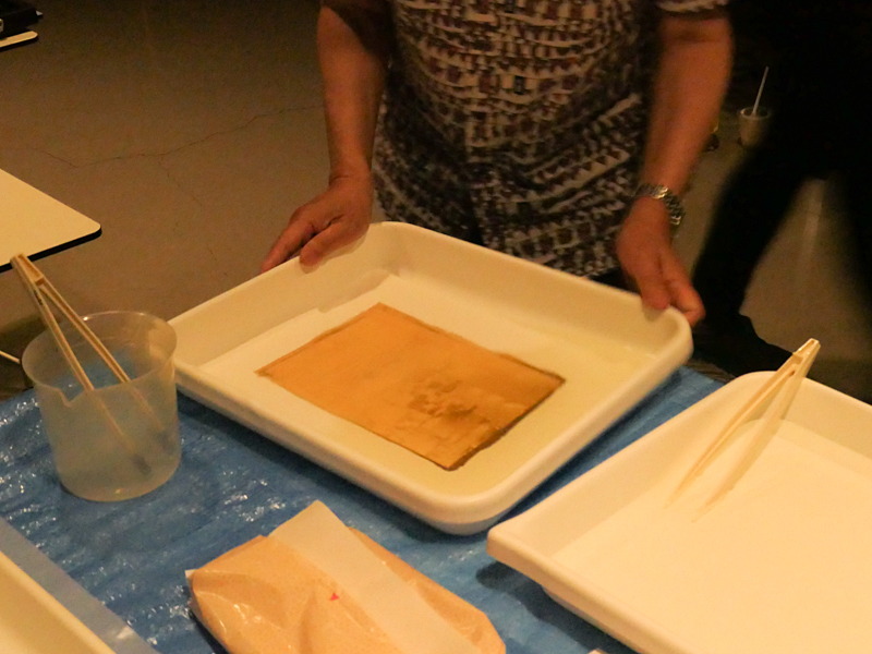 現像液が触れる瞬間。2秒ほどの様子を連写で撮影した。