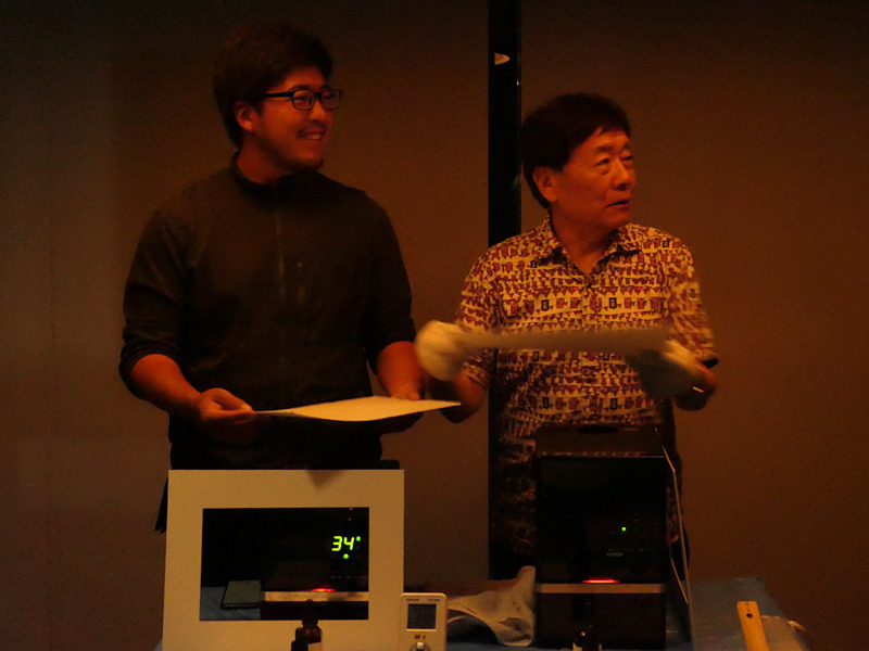 並んで作業する、ハービー・山口さん（右）と山口大輝さん（左）。