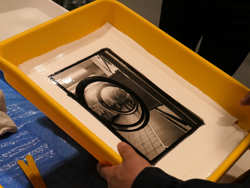 水洗直後の大輝さんの作品。濃い黒と、存在感のあるフチがプラチナプリントらしさ。