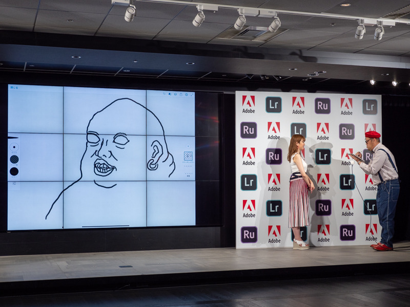 くっきーさんが菊地さんの似顔絵を描く。「違うけどどこか似ているのが悔しいかも」（菊地さん）