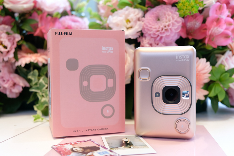 BLUSH GOLD。製品パッケージデザインも、ボディデザインをうけた装いでまとめられている