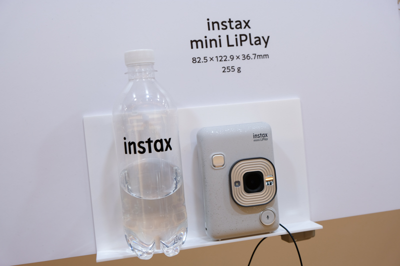 重さは500mlペットボトルのおよそ半分程度