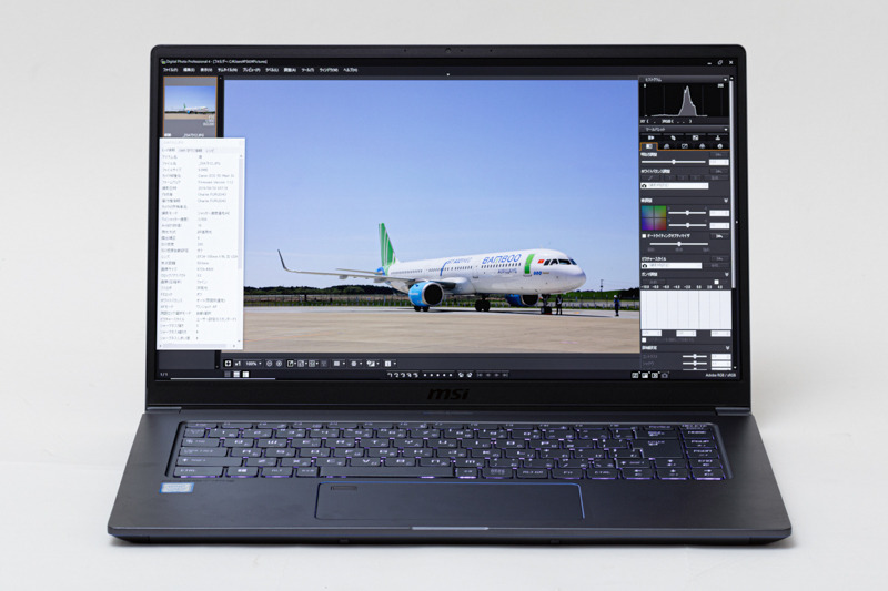 キヤノンの純正RAW現像ソフト「DPP（Digital Photo Professional）でチャーリィ古庄さんの作品を表示。表面がノングレアなのもポイントだ。