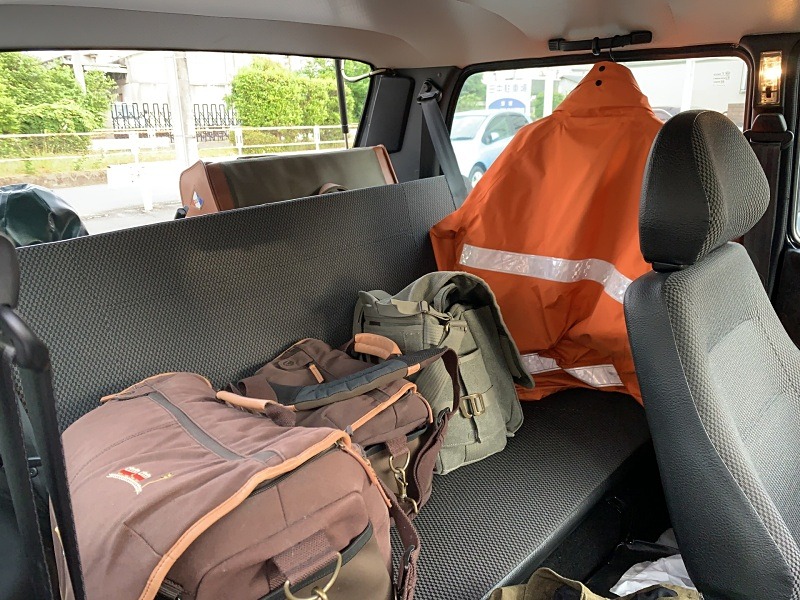 リアシートは機材置き場になります。