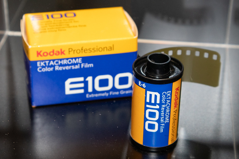 （参考）ブースに展示されたE100の135フィルム