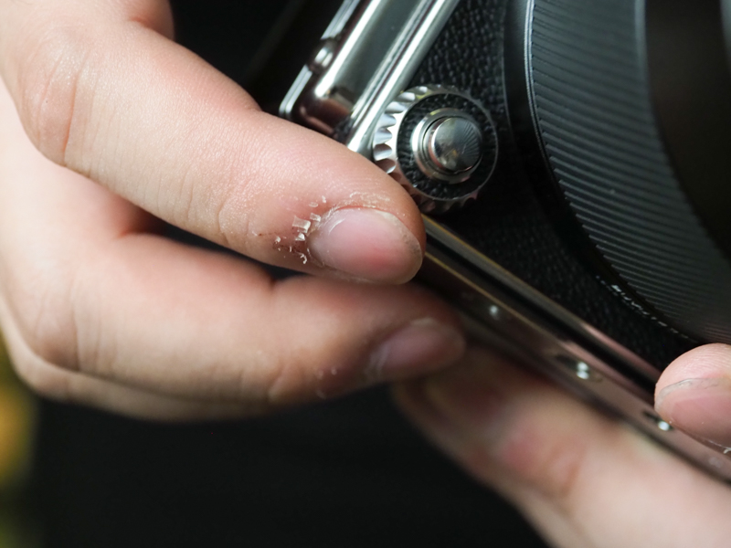 レリーズボタンが500CなどのVシステム一眼レフカメラと同じ位置に配された。同軸のダイヤルはモード変更ダイヤルとして機能するとのこと。