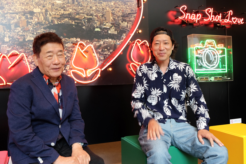 エントランス脇の記念撮影スペースにて。ハービー・山口氏（左）と元田敬三氏（右）。