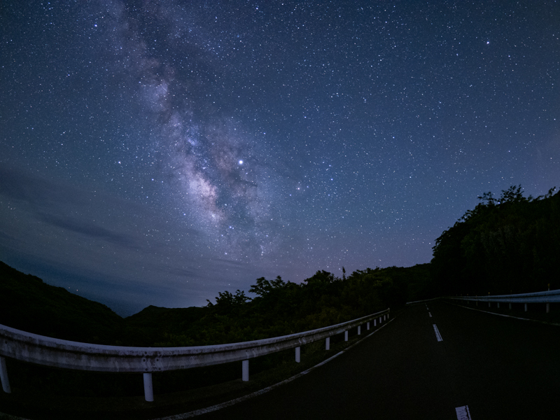大島一周道路沿いで撮影した夏の天の川。開放F1.8のおかげで、星の動きが目立たないシャッター速度を選択して撮影することができた（撮影：北山輝泰）<br><span class="fnt-85">OLYMPUS OM-D E-M1X / M.ZUIKO DIGITAL ED 8mm F1.8 Fisheye PRO / 8mm（16mm相当） / マニュアル露出（F1.8、30秒） / ISO 3200 / WB：3,850K</span>
