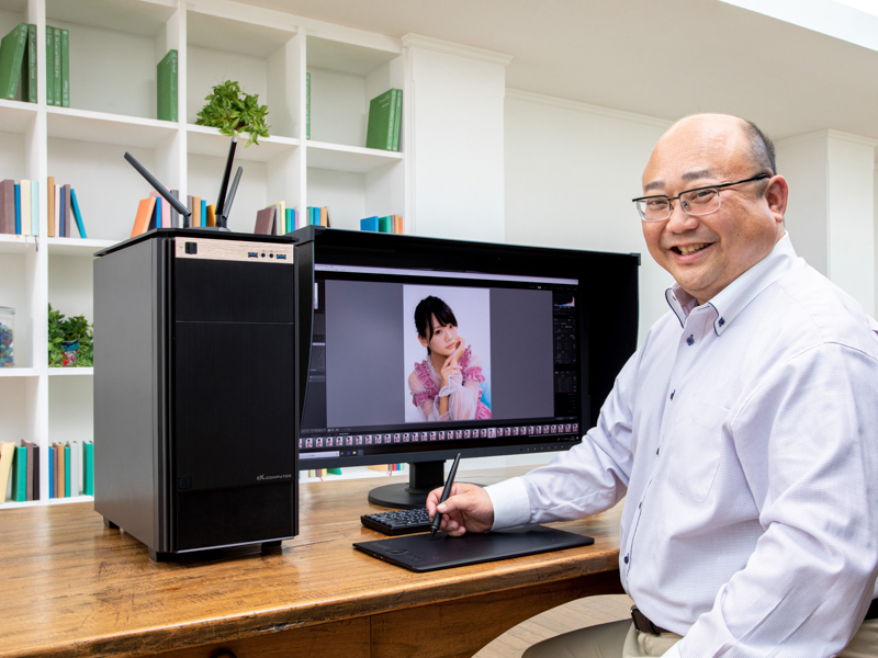 組み合わせているディスプレイはEIZOの「CG319X」（31.1型、DCI 4K表示対応）。マスターズモデルの性能にふさわしい高スペックモデルだ。