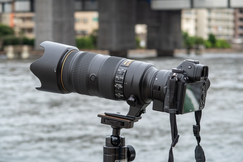Nikon Z 7にFTZを介してAF-S NIKKOR 70-200mm f/2.8E FL ED VRを装着した状態。