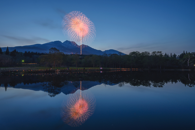 花火の高さを予想して構図を決める。横位置が選べるのは超広角の特権だ。花火が白飛びしないように低感度で絞り込み、なるべく暗部のディテールを写すため、長めに露光した。<br><span class="fnt-85">Z 7 / NIKKOR Z 14-30mm f/4 S / 16mm / マニュアル露出（F14、25秒） / ISO 64</span>
