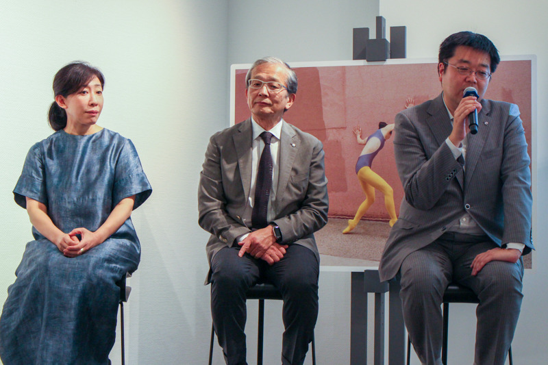 発表会の登壇者。左からエキシビションディレクターの太田睦子氏、株式会社アマナ代表取締役兼アマナグループCEOの進藤博信氏、御代田町長の小園拓志氏。