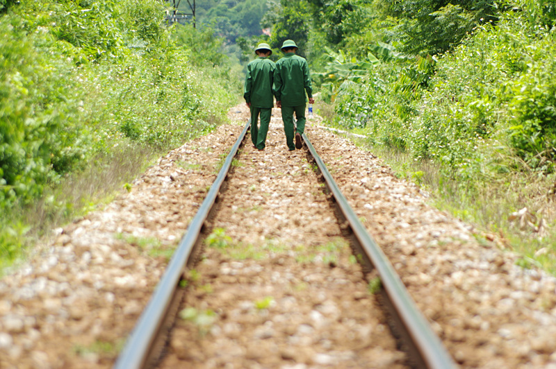 「陽炎の彼方へ」ベトナム南北統一鉄道。ペンタックスK-3　smc PENTAX-DA 55-300mm F4-5.8 ED（450mm相当）　マニュアル露出（F6.7、1/125秒）　ISO 100　WB:マニュアル