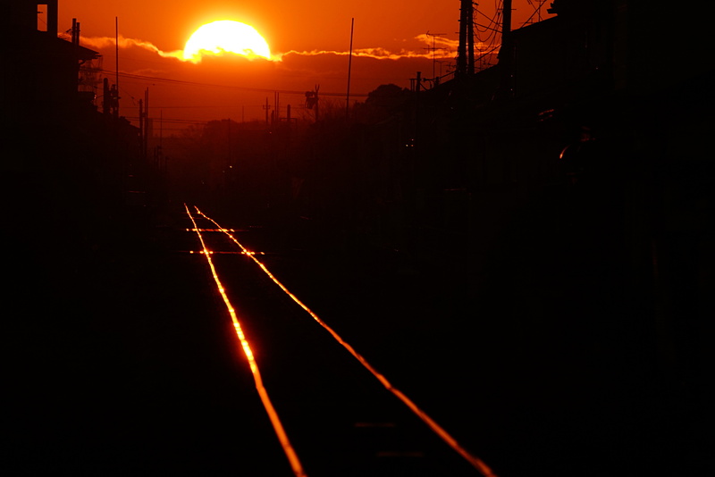 「初日の出燃ゆ」関東鉄道竜ヶ崎線。ソニーα7R II　FE 70-300mm F4.5-5.6 G OSS（450mm）　マニュアル露出（F5.6、1/5,000秒）　ISO 400　WB:日陰（A+7）