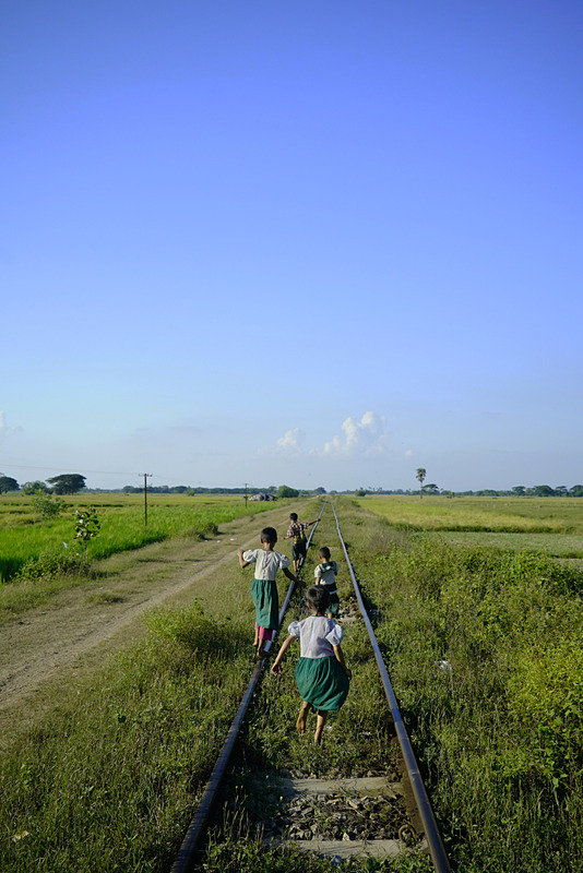 「いつか来たみち」ミャンマー国鉄。ソニーα7S II　FE 24-70mm F4 ZA OSS（30mm）　絞り優先オート（F5、1/1,600秒）　ISO 800　WB:太陽光