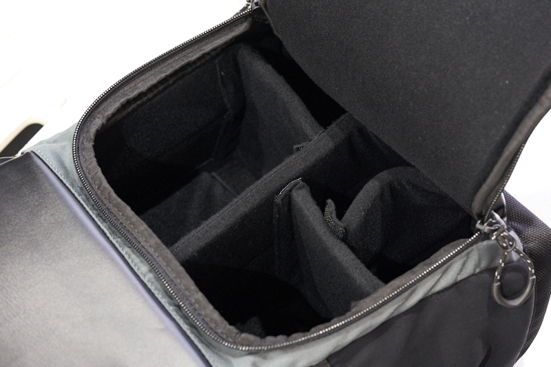 カバーは完全に開かない仕様。