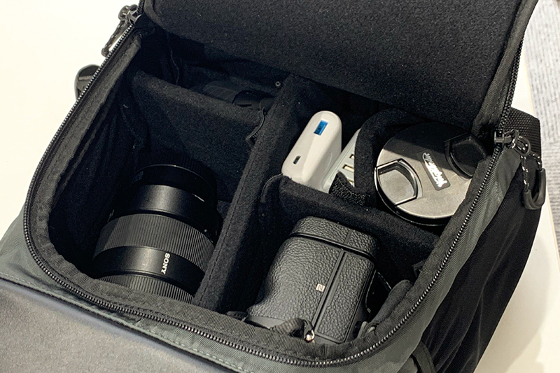 α7R IIIとFE 24-70mm F2.8 GM（SEL2470GM）、MACRO APO-LANTHAR 65mm F2 Asphericalを入れた場合、ブロアーやLEDライト、モバイルバッテリーを入れておけるスペースが生じた。