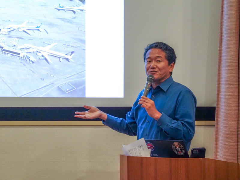 書籍「ちょっと自慢できる ヒコーキの雑学100」の著者、航空写真家のチャーリィ古庄さん。