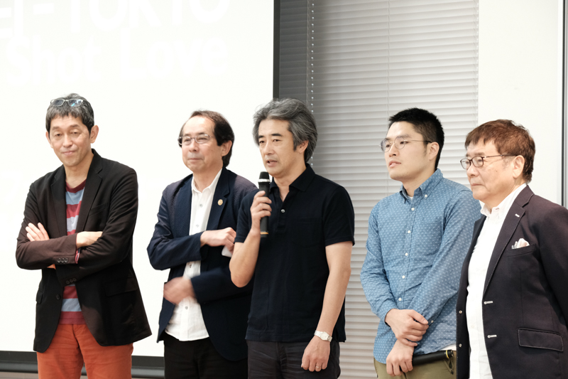 山端拓哉さん（右から2番目）、小西拓良さん（同3番目）。