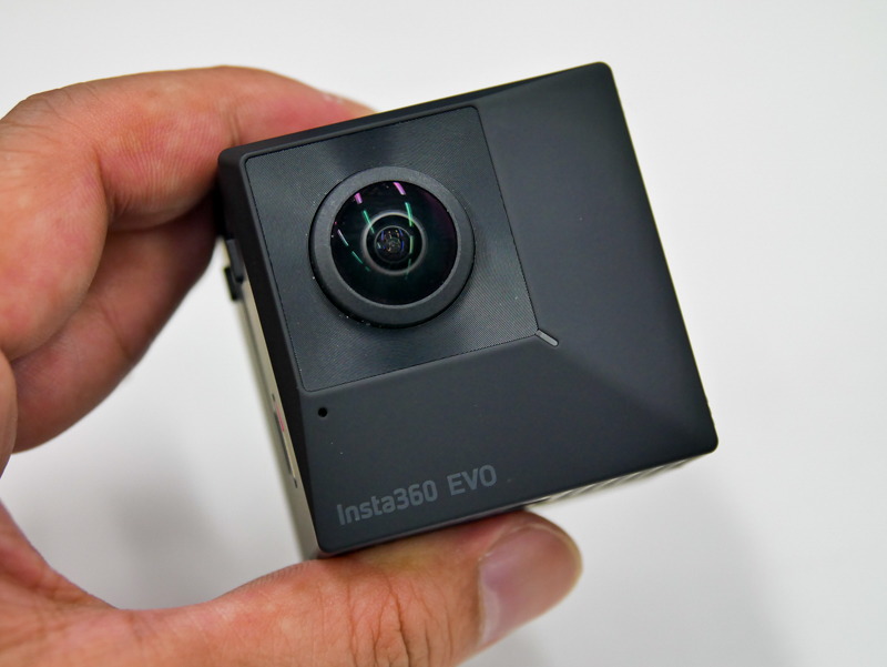 閉じたら360度、開いたら180度3Dの映像が撮影できるInsta360 EVO
