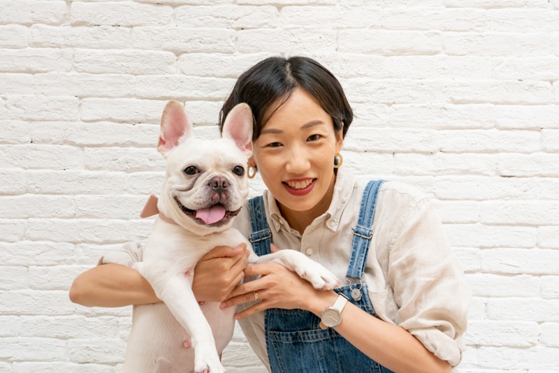 ・カメラ歴：20年<br>・普段使っているカメラ：ハイアマチュア向けミラーレスカメラ<br>・撮影で気をつけていること：犬の体が白いので、後ろの背景の色みを気にしています。また、表情が豊かなので、喜怒哀楽が表現できるような写真を心がけています。<br>・撮影で困っていること：背景のぼかし方や、外光が入らない時にどのように自然な写真に魅せれるかを悩んでいます。