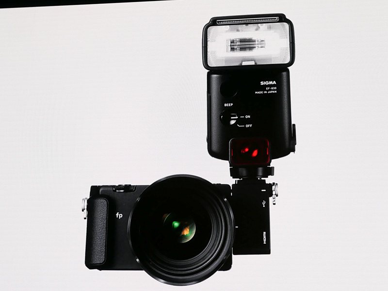 クリップオンストロボの装着例。