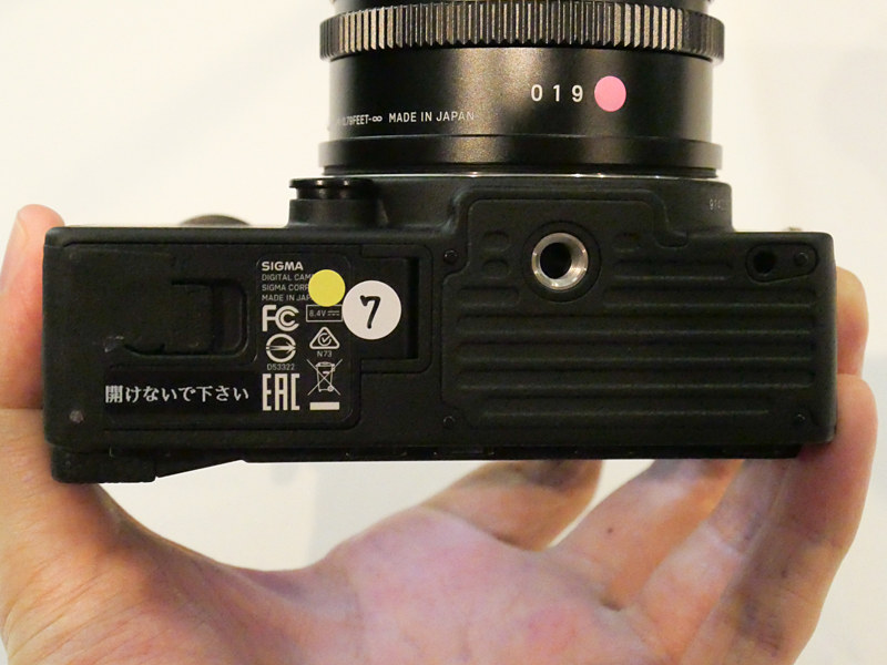 記録メディアはSD。バッテリーはdp Quattro系と同じBP-51。